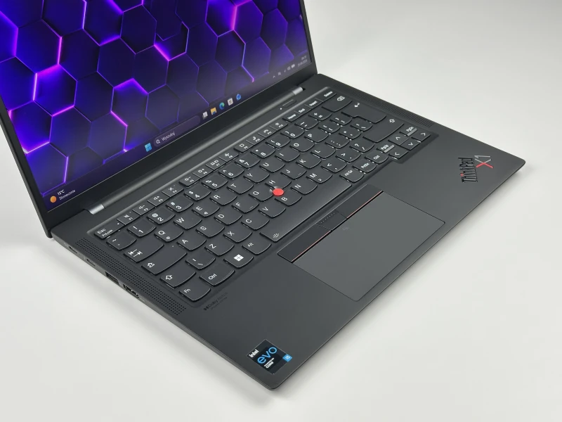 Lenovo ThinkPad X1 Carbon z procesorem i5-1135G7, 16GB RAM, LTE i ekranem 14" FHD+. Ultralekki laptop z czytnikiem linii papilarnych i Intel Iris Xe.