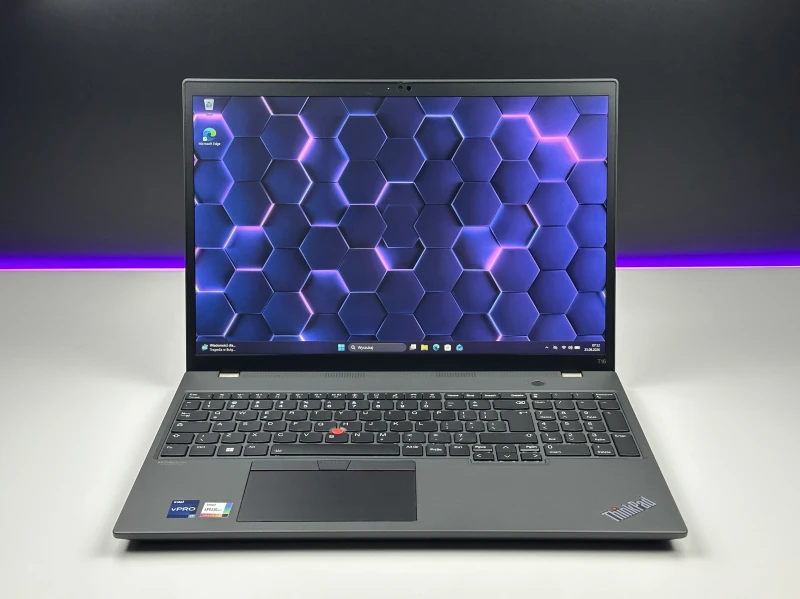Lenovo ThinkPad T16 Gen 1 z i7-1270P i dotykowym ekranem 16” FHD+. Wydajny laptop biznesowy z dużą przestrzenią roboczą do pracy i multitaskingu.
