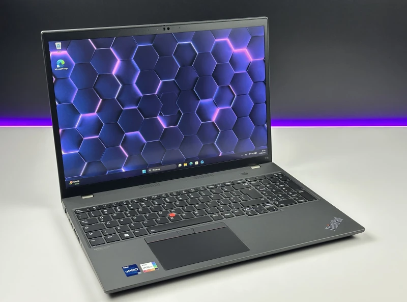 Lenovo ThinkPad T16 Gen 1 z i7-1270P i dotykowym ekranem 16” FHD+. Wydajny laptop biznesowy z dużą przestrzenią roboczą do pracy i multitaskingu.