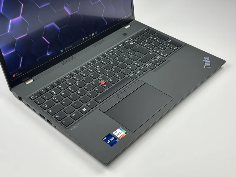 Lenovo ThinkPad T16 Gen 1 z i7-1270P i dotykowym ekranem 16” FHD+. Wydajny laptop biznesowy z dużą przestrzenią roboczą do pracy i multitaskingu.