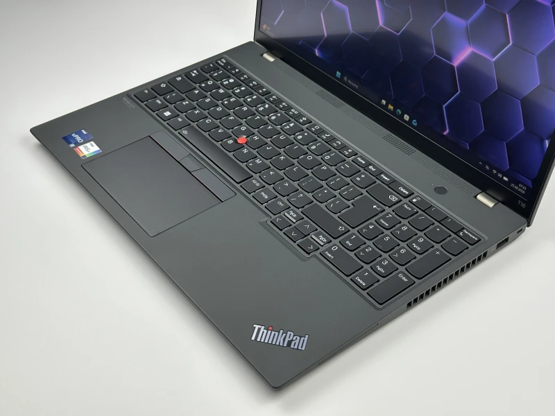 Lenovo ThinkPad T16 Gen 1 z i7-1270P i dotykowym ekranem 16” FHD+. Wydajny laptop biznesowy z dużą przestrzenią roboczą do pracy i multitaskingu.