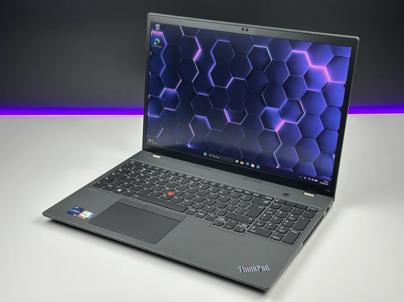 Lenovo ThinkPad T16 Gen 1 z i7-1270P i dotykowym ekranem 16” FHD+. Wydajny laptop biznesowy z dużą przestrzenią roboczą do pracy i multitaskingu.