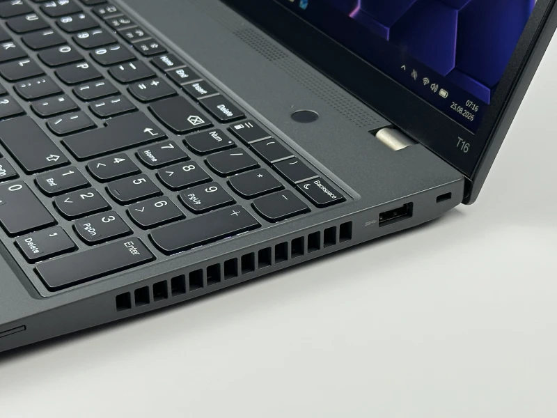 Lenovo ThinkPad T16 Gen 1 z i7-1270P i dotykowym ekranem 16” FHD+. Wydajny laptop biznesowy z dużą przestrzenią roboczą do pracy i multitaskingu.