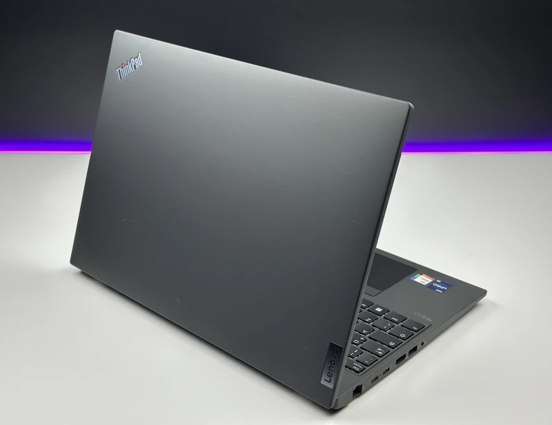 Lenovo ThinkPad T16 Gen 1 z i7-1270P i dotykowym ekranem 16” FHD+. Wydajny laptop biznesowy z dużą przestrzenią roboczą do pracy i multitaskingu.