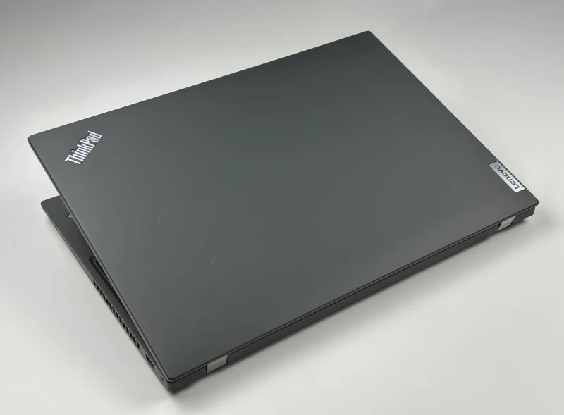 Lenovo ThinkPad T16 Gen 1 z i7-1270P i dotykowym ekranem 16” FHD+. Wydajny laptop biznesowy z dużą przestrzenią roboczą do pracy i multitaskingu.