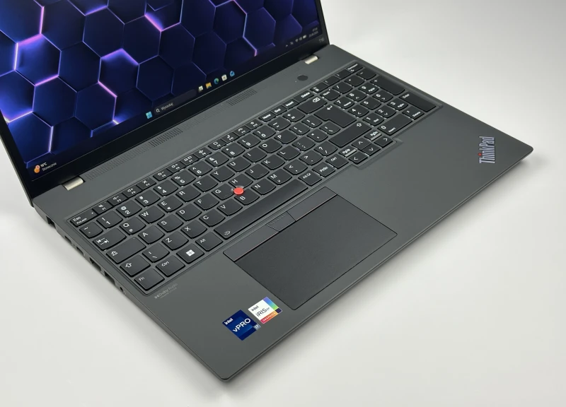 Lenovo ThinkPad T16 Gen 1 z i7-1270P i dotykowym ekranem 16” FHD+. Wydajny laptop biznesowy z dużą przestrzenią roboczą do pracy i multitaskingu.