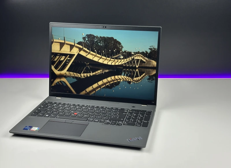 Lenovo ThinkPad T16 Gen 1 z i7-1270P i dotykowym ekranem 16” FHD+. Wydajny laptop biznesowy z dużą przestrzenią roboczą do pracy i multitaskingu. Lenovo ThinkPad T16 Gen 1 z i7-1270P i dotykowym ekranem 16” FHD+. Wydajny laptop biznesowy z dużą przestrzenią roboczą do pracy i multitaskingu.