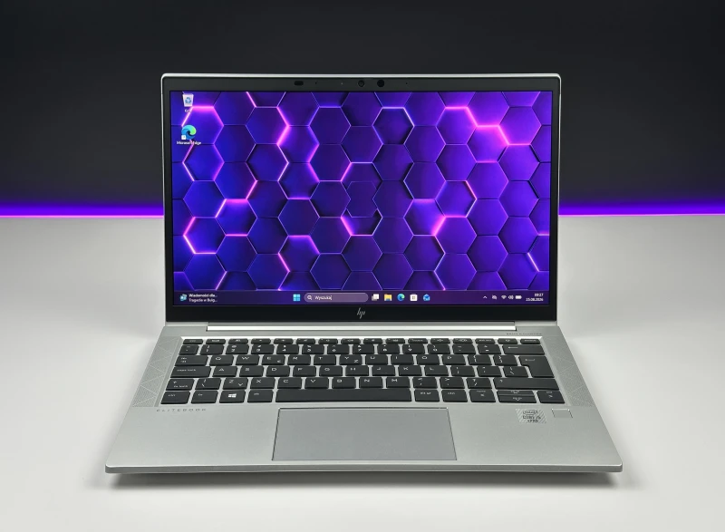 HP EliteBook 830 G7 z procesorem i5-10310U, ekranem 13.3" FHD Sure View i Intel UHD Graphics. Laptop biznesowy z czytnikiem linii papilarnych.