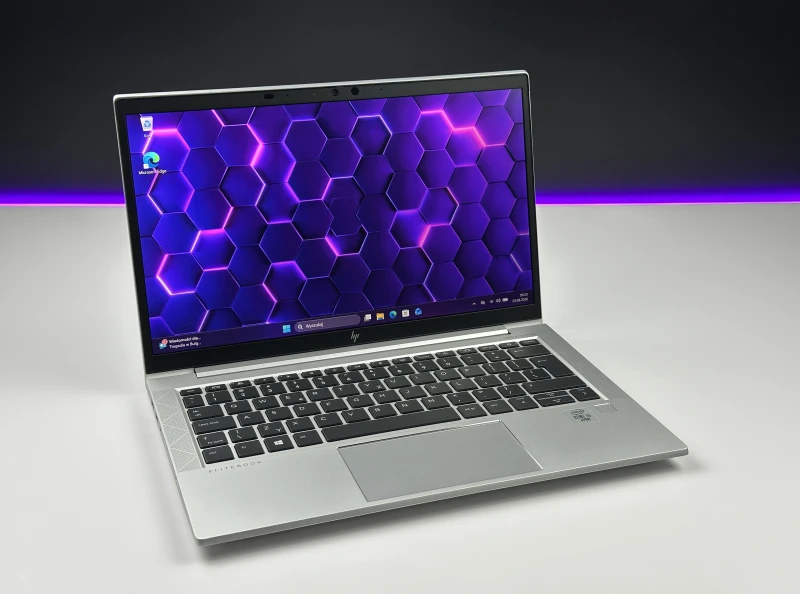 HP EliteBook 830 G7 z procesorem i5-10310U, ekranem 13.3" FHD Sure View i Intel UHD Graphics. Laptop biznesowy z czytnikiem linii papilarnych.