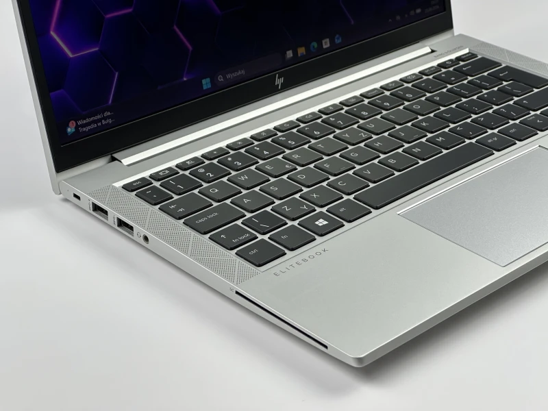 HP EliteBook 830 G7 z procesorem i5-10310U, ekranem 13.3" FHD Sure View i Intel UHD Graphics. Laptop biznesowy z czytnikiem linii papilarnych.