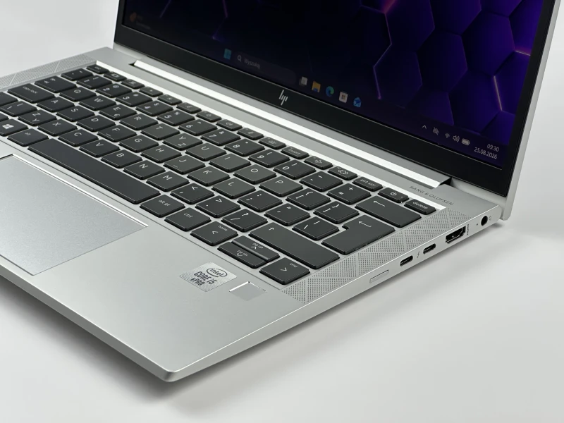 HP EliteBook 830 G7 z procesorem i5-10310U, ekranem 13.3" FHD Sure View i Intel UHD Graphics. Laptop biznesowy z czytnikiem linii papilarnych.