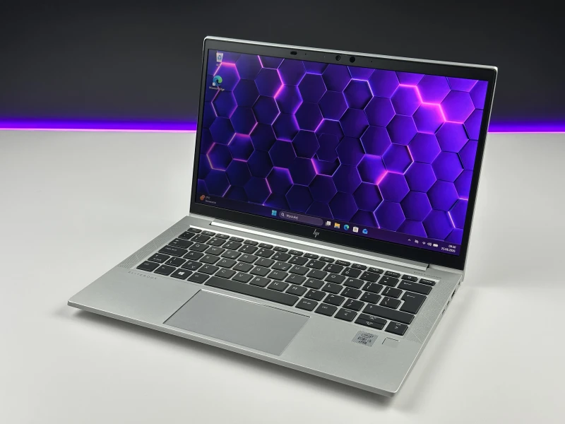 HP EliteBook 830 G7 z procesorem i5-10310U, ekranem 13.3" FHD Sure View i Intel UHD Graphics. Laptop biznesowy z czytnikiem linii papilarnych.