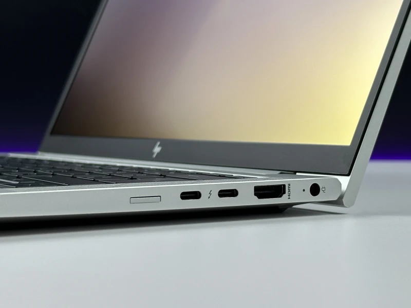 HP EliteBook 830 G7 z procesorem i5-10310U, ekranem 13.3" FHD Sure View i Intel UHD Graphics. Laptop biznesowy z czytnikiem linii papilarnych.