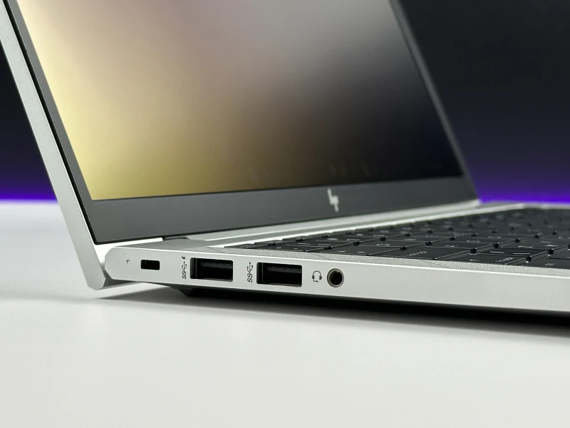 HP EliteBook 830 G7 z procesorem i5-10310U, ekranem 13.3" FHD Sure View i Intel UHD Graphics. Laptop biznesowy z czytnikiem linii papilarnych.