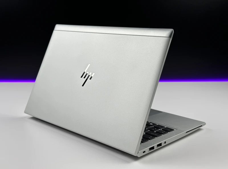HP EliteBook 830 G7 z procesorem i5-10310U, ekranem 13.3" FHD Sure View i Intel UHD Graphics. Laptop biznesowy z czytnikiem linii papilarnych.