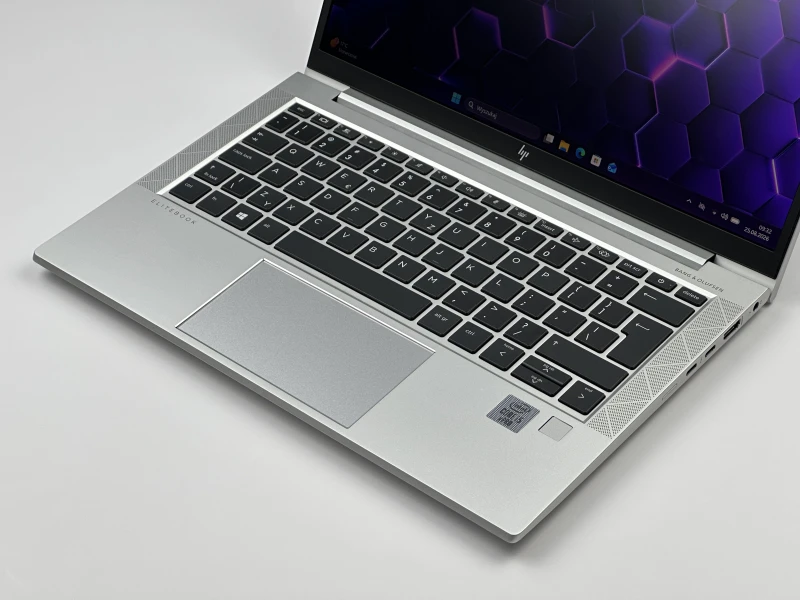HP EliteBook 830 G7 z procesorem i5-10310U, ekranem 13.3" FHD Sure View i Intel UHD Graphics. Laptop biznesowy z czytnikiem linii papilarnych.