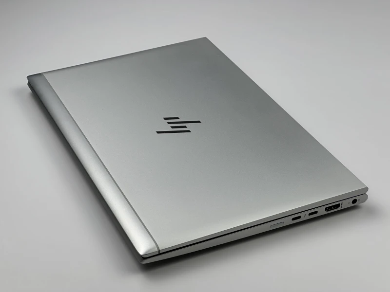 HP EliteBook 830 G7 z procesorem i5-10310U, ekranem 13.3" FHD Sure View i Intel UHD Graphics. Laptop biznesowy z czytnikiem linii papilarnych.
