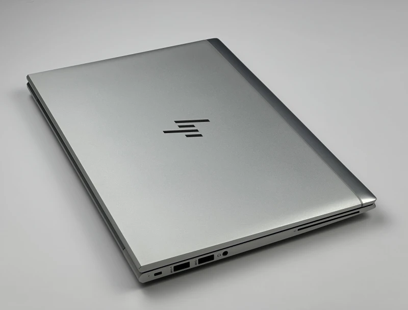 HP EliteBook 830 G7 z procesorem i5-10310U, ekranem 13.3" FHD Sure View i Intel UHD Graphics. Laptop biznesowy z czytnikiem linii papilarnych.