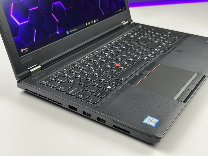 Lenovo ThinkPad P53 z i7-9850H, matrycą FHD i grafiką T1000 (4GB) – stacja robocza dla wymagających, łącząca moc i profesjonalną grafikę.