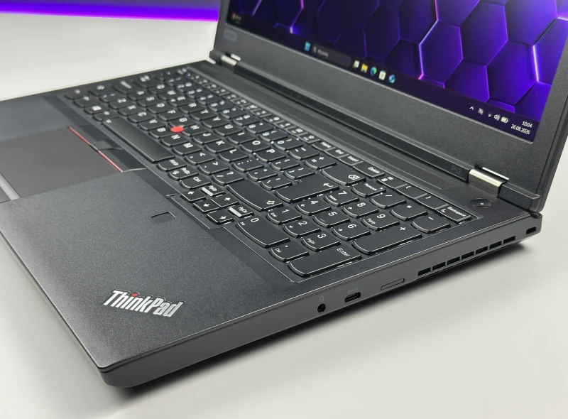 Lenovo ThinkPad P53 z i7-9850H, matrycą FHD i grafiką T1000 (4GB) – stacja robocza dla wymagających, łącząca moc i profesjonalną grafikę.