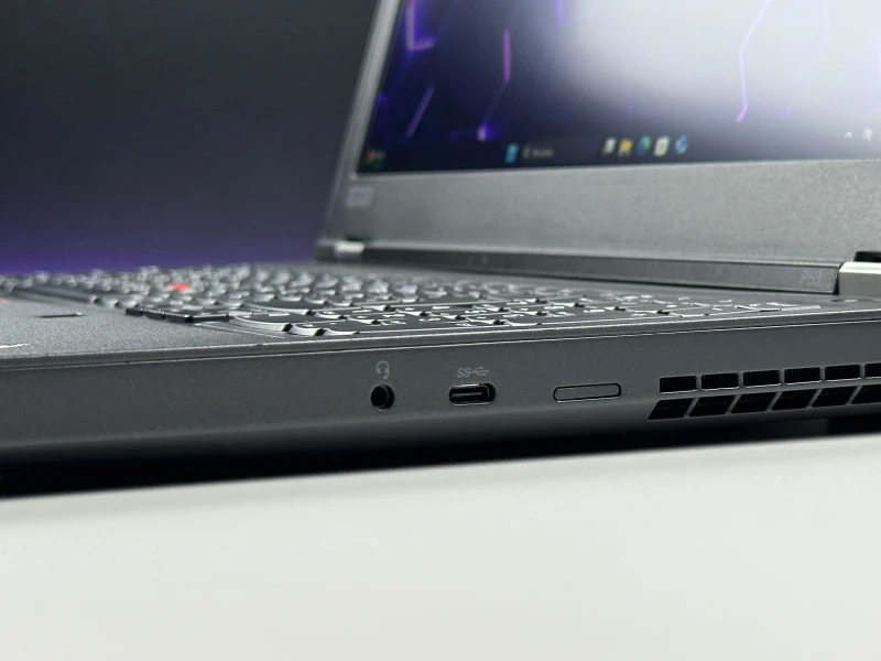 Lenovo ThinkPad P53 z i7-9850H, matrycą FHD i grafiką T1000 (4GB) – stacja robocza dla wymagających, łącząca moc i profesjonalną grafikę.