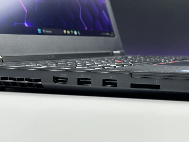Lenovo ThinkPad P53 z i7-9850H, matrycą FHD i grafiką T1000 (4GB) – stacja robocza dla wymagających, łącząca moc i profesjonalną grafikę.