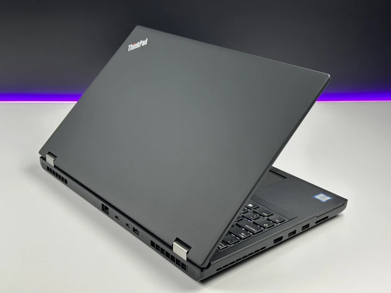 Lenovo ThinkPad P53 z i7-9850H, matrycą FHD i grafiką T1000 (4GB) – stacja robocza dla wymagających, łącząca moc i profesjonalną grafikę.