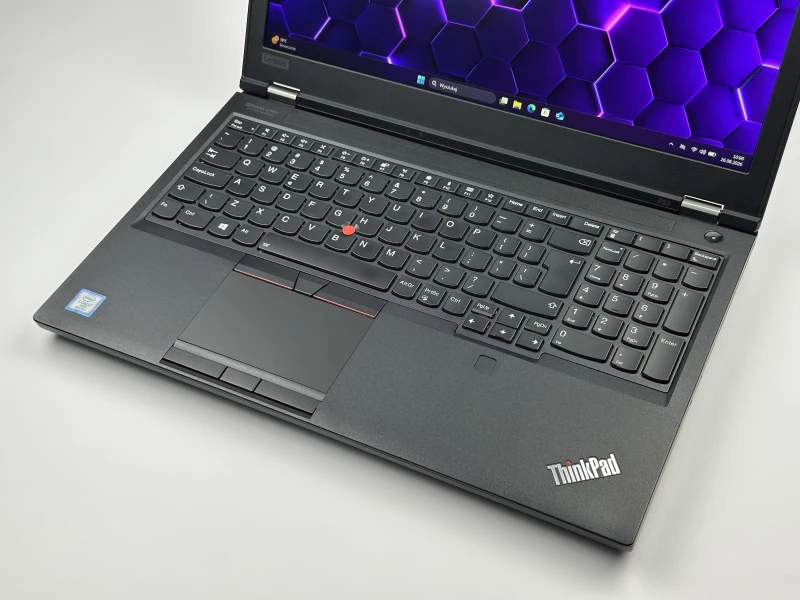 Lenovo ThinkPad P53 z i7-9850H, matrycą FHD i grafiką T1000 (4GB) – stacja robocza dla wymagających, łącząca moc i profesjonalną grafikę.