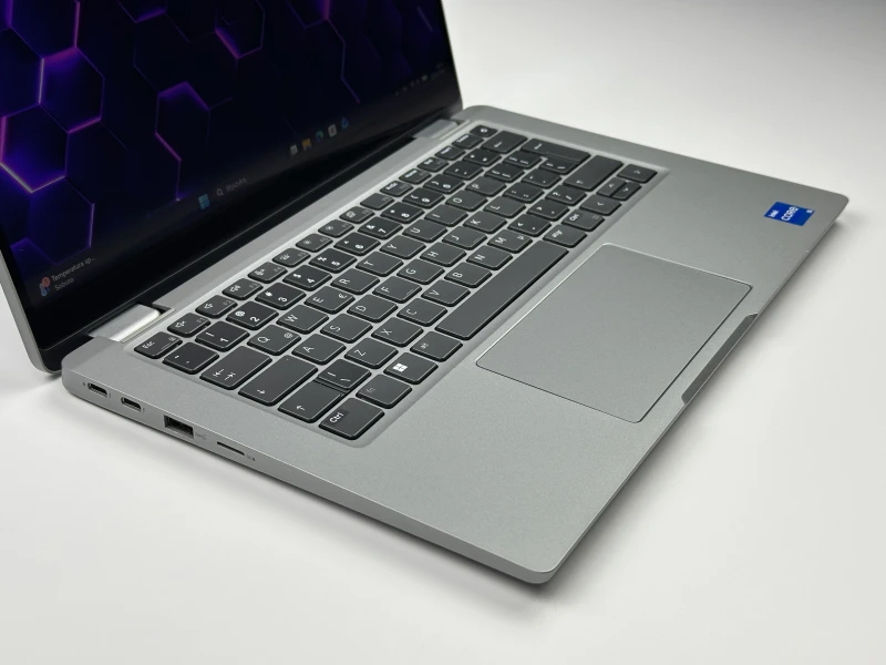 Dell Latitude 5330 2in1 i5-1245U, dotykowy 13.3" FHD – szybki laptop konwertowalny z Intel Iris Xe, idealny do pracy mobilnej, biura i multitaskingu.