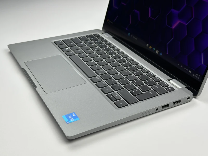 Dell Latitude 5330 2in1 i5-1245U, dotykowy 13.3" FHD – szybki laptop konwertowalny z Intel Iris Xe, idealny do pracy mobilnej, biura i multitaskingu.
