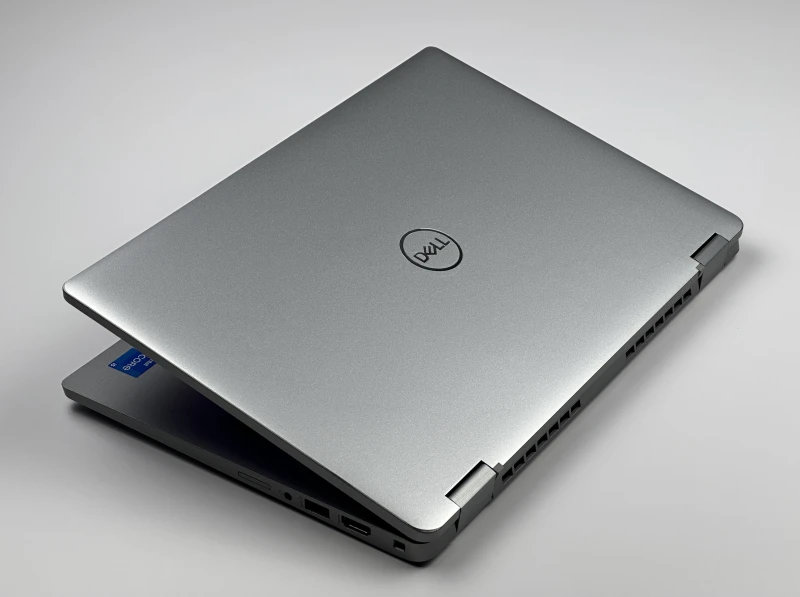 Dell Latitude 5330 2in1 i5-1245U, dotykowy 13.3" FHD – szybki laptop konwertowalny z Intel Iris Xe, idealny do pracy mobilnej, biura i multitaskingu.