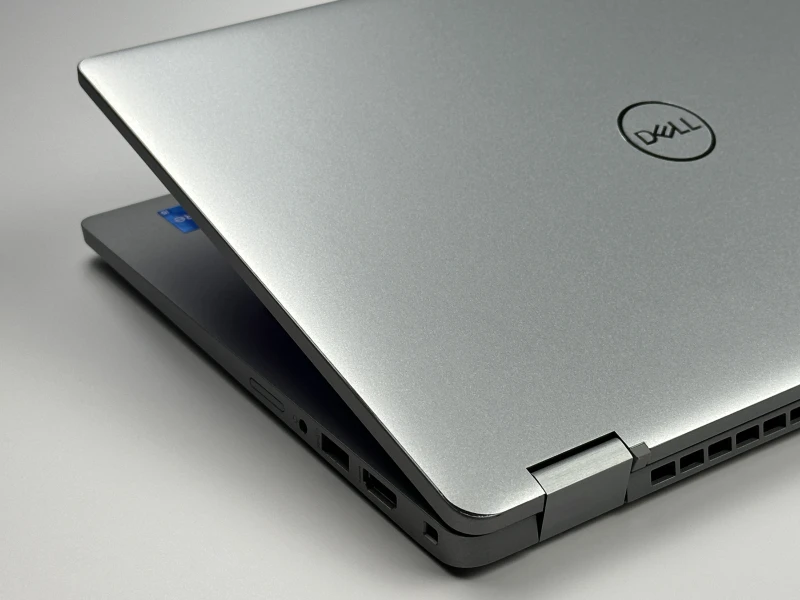 Dell Latitude 5330 2in1 i5-1245U, dotykowy 13.3" FHD – szybki laptop konwertowalny z Intel Iris Xe, idealny do pracy mobilnej, biura i multitaskingu.