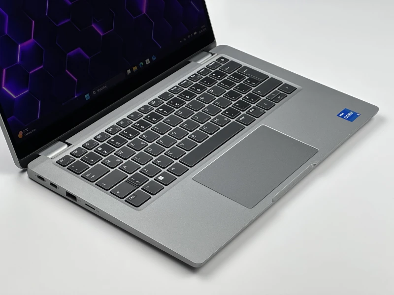 Dell Latitude 5330 2in1 i5-1245U, dotykowy 13.3" FHD – szybki laptop konwertowalny z Intel Iris Xe, idealny do pracy mobilnej, biura i multitaskingu.