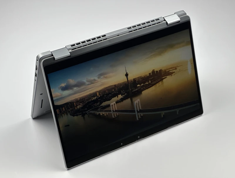 Dell Latitude 5330 2in1 i5-1245U, dotykowy 13.3" FHD – szybki laptop konwertowalny z Intel Iris Xe, idealny do pracy mobilnej, biura i multitaskingu.