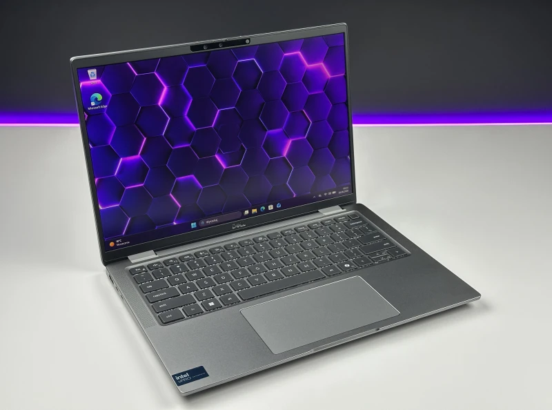 Dell Latitude 7450 z procesorem Intel Core Ultra 7 165U, 16 GB RAM i dotykowym ekranem 14″ FHD+. Laptop biznesowy z klawiaturą US.