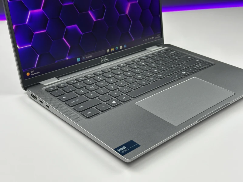 Dell Latitude 7450 z procesorem Intel Core Ultra 7 165U, 16 GB RAM i dotykowym ekranem 14″ FHD+. Laptop biznesowy z klawiaturą US.