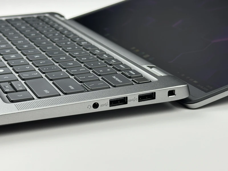 Dell Latitude 7450 z procesorem Intel Core Ultra 7 165U, 16 GB RAM i dotykowym ekranem 14″ FHD+. Laptop biznesowy z klawiaturą US.