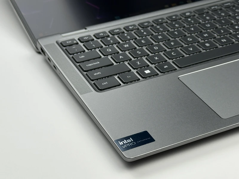 Dell Latitude 7450 z procesorem Intel Core Ultra 7 165U, 16 GB RAM i dotykowym ekranem 14″ FHD+. Laptop biznesowy z klawiaturą US.