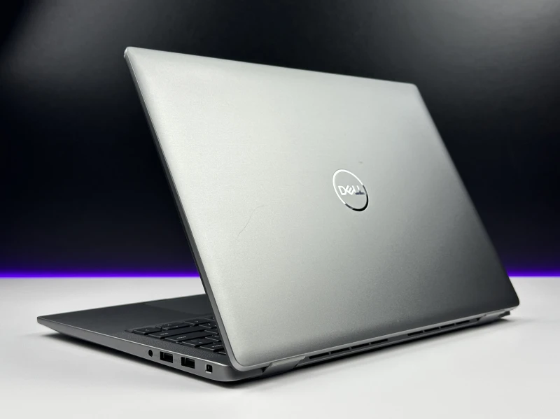 Dell Latitude 7450 z procesorem Intel Core Ultra 7 165U, 16 GB RAM i dotykowym ekranem 14″ FHD+. Laptop biznesowy z klawiaturą US.
