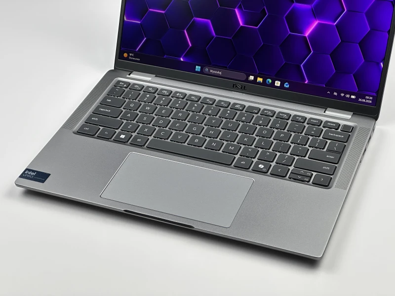Dell Latitude 7450 z procesorem Intel Core Ultra 7 165U, 16 GB RAM i dotykowym ekranem 14″ FHD+. Laptop biznesowy z klawiaturą US.