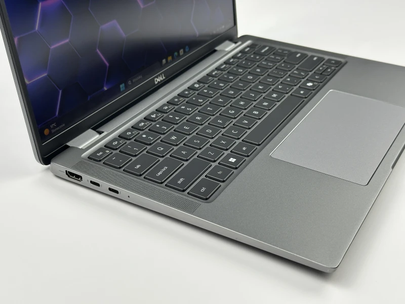 Dell Latitude 7450 z procesorem Intel Core Ultra 7 155U, 16 GB RAM i ekranem 14″ FHD+. Laptop z grafiką Intel Graphics, czytnikiem linii papilarnych.