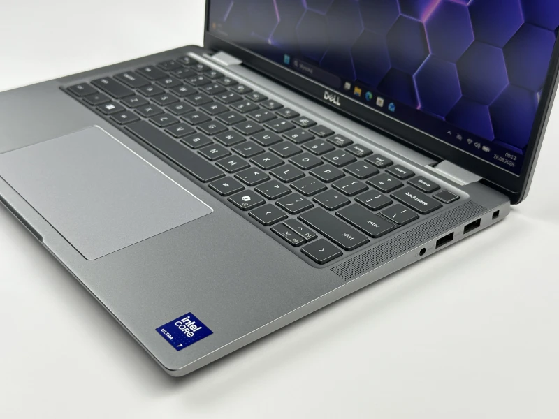 Dell Latitude 7450 z procesorem Intel Core Ultra 7 155U, 16 GB RAM i ekranem 14″ FHD+. Laptop z grafiką Intel Graphics, czytnikiem linii papilarnych.