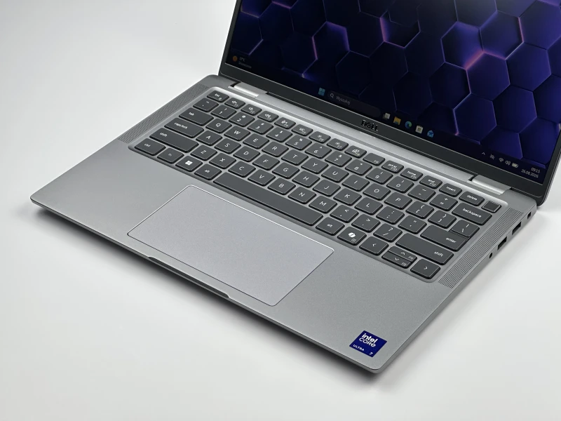 Dell Latitude 7450 z procesorem Intel Core Ultra 7 155U, 16 GB RAM i ekranem 14″ FHD+. Laptop z grafiką Intel Graphics, czytnikiem linii papilarnych.