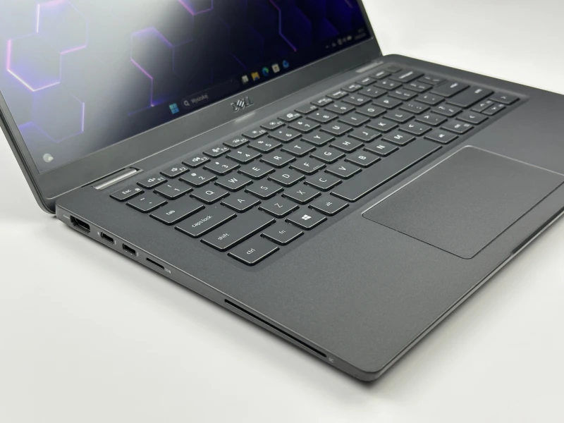 Dell Latitude 7310 z i5-10310U, 16GB RAM i ekranem 13.3". Lekki laptop biznesowy z obudową Carbon, czytnikiem linii papilarnych i Intel UHD Graphics.