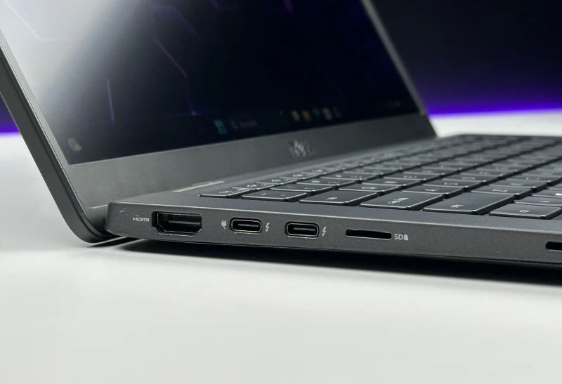 Dell Latitude 7310 z i5-10310U, 16GB RAM i ekranem 13.3". Lekki laptop biznesowy z obudową Carbon, czytnikiem linii papilarnych i Intel UHD Graphics.