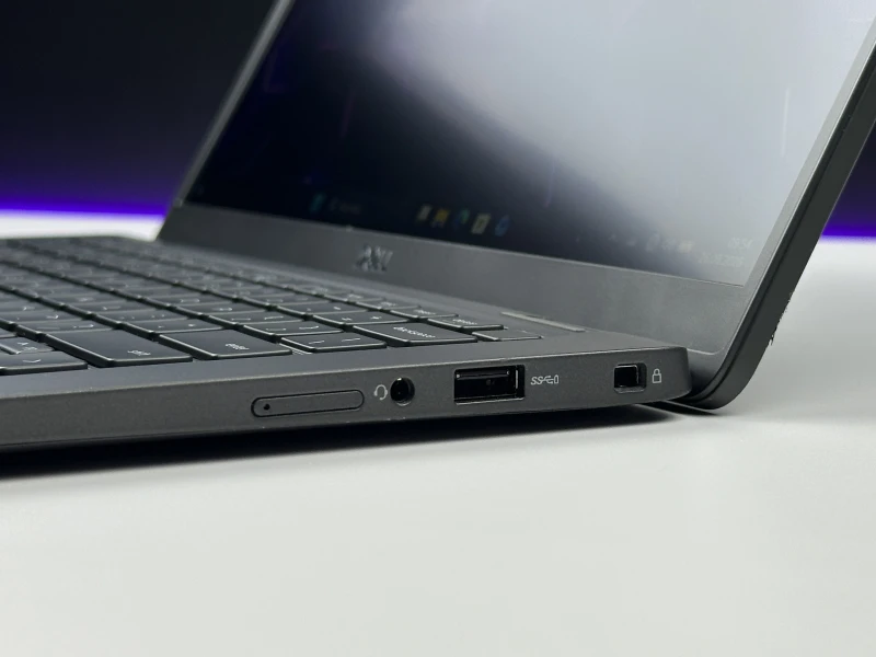 Dell Latitude 7310 z i5-10310U, 16GB RAM i ekranem 13.3". Lekki laptop biznesowy z obudową Carbon, czytnikiem linii papilarnych i Intel UHD Graphics.