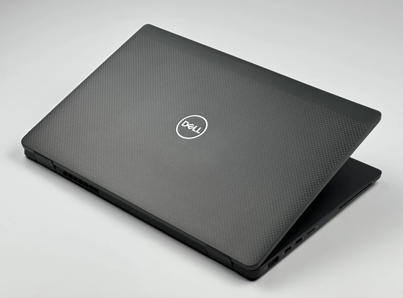 Dell Latitude 7310 z i5-10310U, 16GB RAM i ekranem 13.3". Lekki laptop biznesowy z obudową Carbon, czytnikiem linii papilarnych i Intel UHD Graphics.