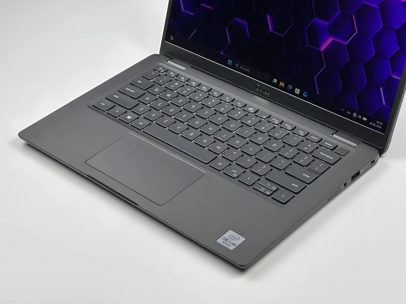 Dell Latitude 7310 z i5-10310U, 16GB RAM i ekranem 13.3". Lekki laptop biznesowy z obudową Carbon, czytnikiem linii papilarnych i Intel UHD Graphics.