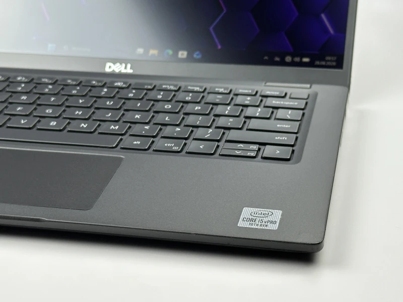 Dell Latitude 7310 z i5-10310U, 16GB RAM i ekranem 13.3". Lekki laptop biznesowy z obudową Carbon, czytnikiem linii papilarnych i Intel UHD Graphics.