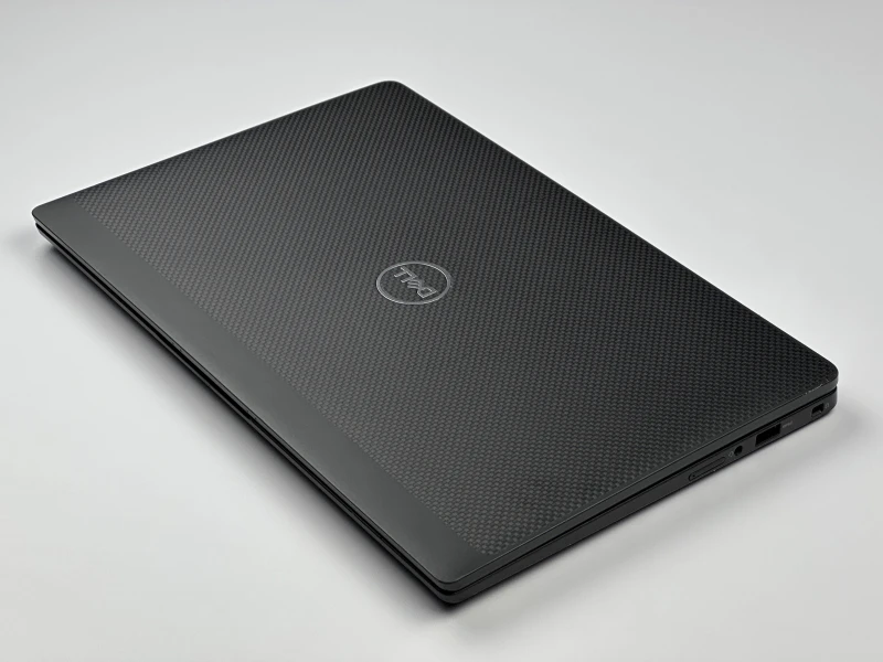 Dell Latitude 7310 z i5-10310U, 16GB RAM i ekranem 13.3". Lekki laptop biznesowy z obudową Carbon, czytnikiem linii papilarnych i Intel UHD Graphics.